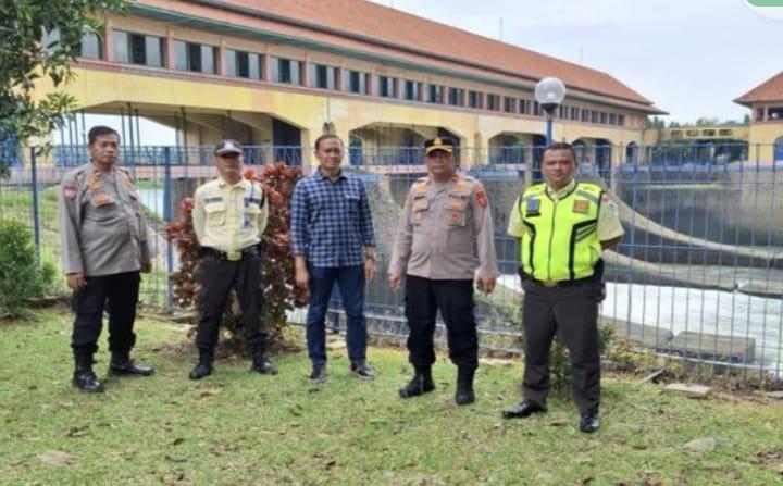 Musim Hujan, Kapolsek Klari Cek Debit Air Citarum di Bendungan Walahar