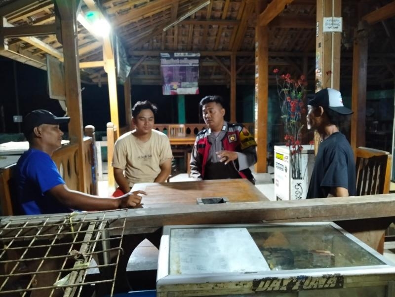 Anggota Polsek Batujaya Himbau Masyarakat Desa Batujaya terkait Kamtibmas di malam hari