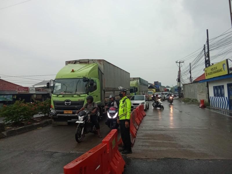 Satlantas Polres Karawang Konsisten Atur Lalu Lintas, demi Keamanan dan Kelancaran Pengguna Jalan