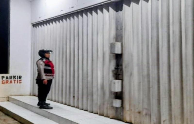 Personel Polsek Lemahabang Laksanakan Patroli Prekat Malam Di Obyek Vital di Wilkum Binaan