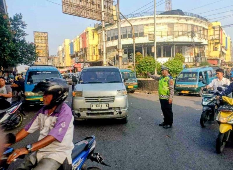 Pelayanan Rutin Unit Lantas Polsek Cikampek Cegah Kemacetan di Depan Plaza Cikampek