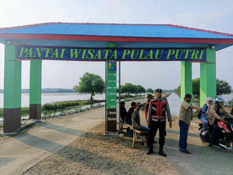 Anggota Polsek Batujaya Ciptakan Keamanan Objek Wisata Pantai Pulau Putri Cikeong di hari Libur Panjang