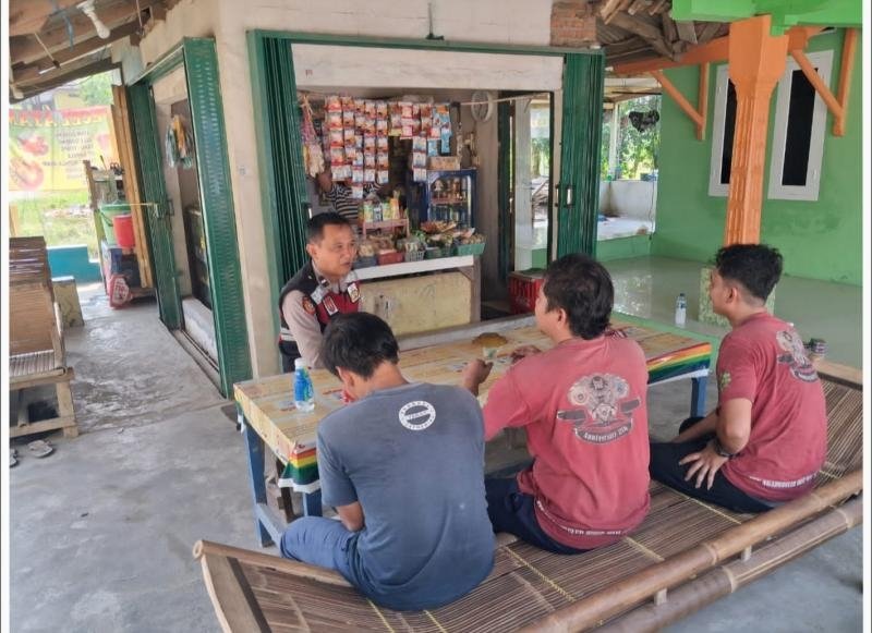 Bhabinkamtibmas Polsek Pangkalan Sosialisasikan Bahaya Judi Online Kepada Warga Kampung Kereteg