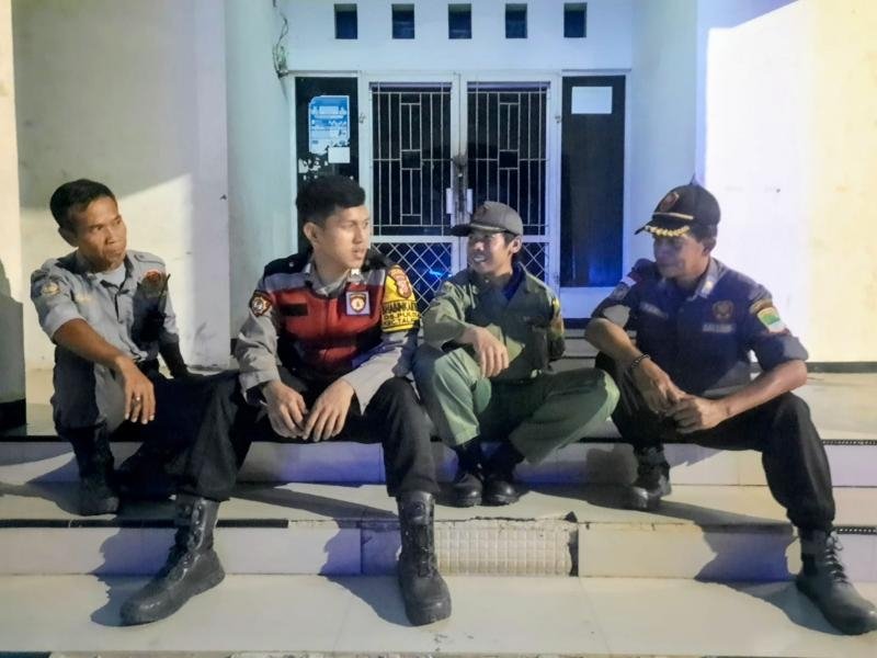 Bhabinkamtibmas Polsek Telagasari Ikut Warga Laksanakan Siskamling Dalam Upaya Antisipasi Gukamtibmas