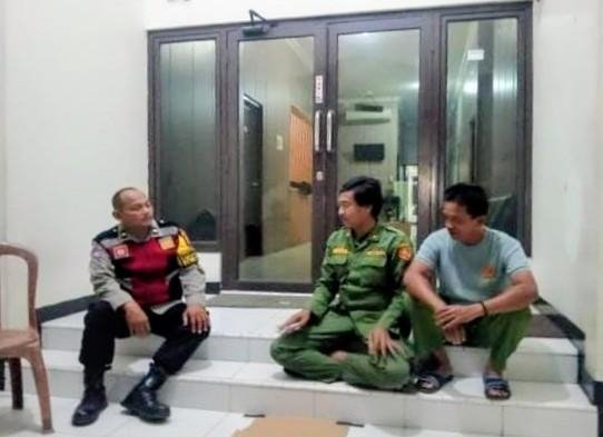 Bhabinkamtibmas Polsek Telagasari Dampingi Giat Ronda Warga, Antisipasi Gukamtibmas