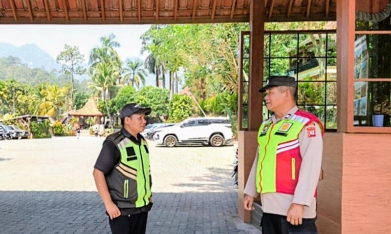 Pastikan Libur Weekend di Objek Wisata Desa Mekarbuana Aman, Personil Polsek Tegalwaru Giat Patroli Siang