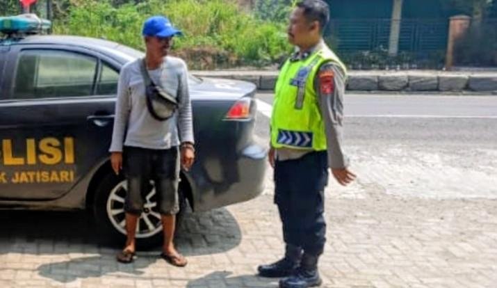 Polsek Jatisari Melaksanakan Patroli Siang Sapa Warga di Pertigaan Kertajaya