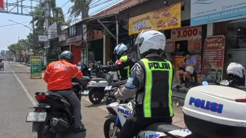 Satlantas Polresta Karawang Rutin Laksanakan Patroli Simpatik, Ajak Rider Ojol untuk Patuhi Aturan Berlalu Lintas