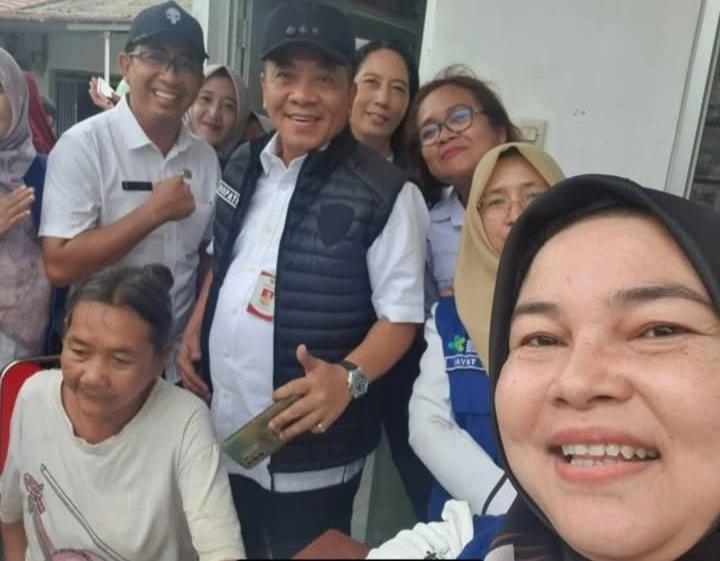 Hadir di Tengah Genangan: Bupati Karawang Pastikan Layanan Kesehatan Warga Tanjungpura Tetap Berjalan

 