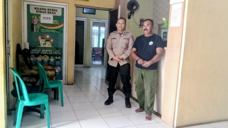 Bhabinkamtibmas Polsek Telagasari Sebar Layanan Pengaduan Darurat Antisipasi Gukamtibmas