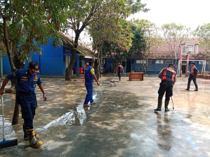 Sinergi Polri dan Relawan, SMPN 1 Telukjambe Barat Kembali Bersih Pasca Banjir