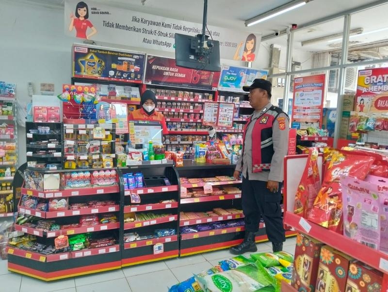 Anggota Polsek Batujaya Tingkatkan Patroli Prekat guna Ciptakan Keamanan di Minimarket pada siang hari