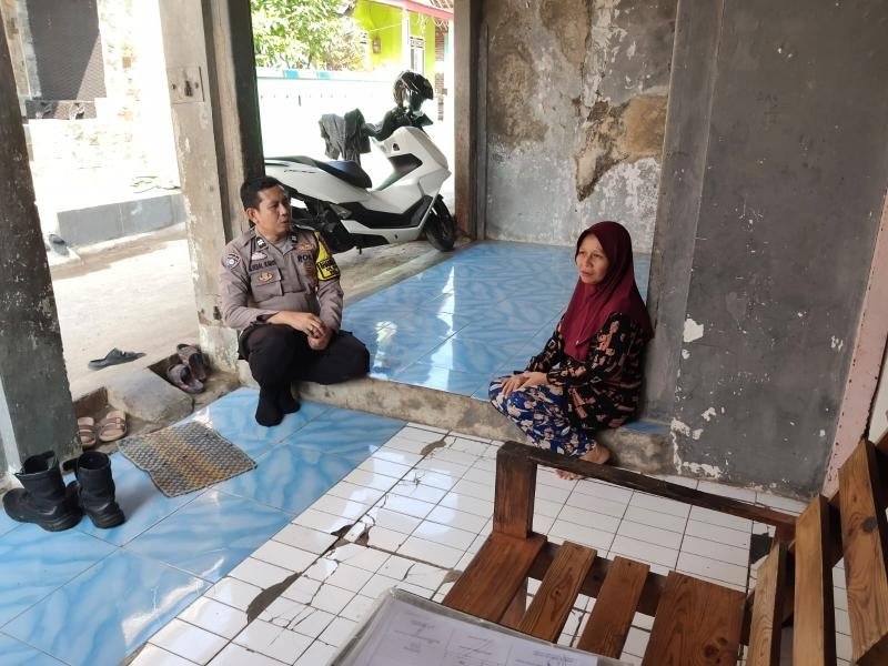 Bhabinkamtibmas Polsek Klari Ingatkan Orang Tua Awasi Medsos Anak