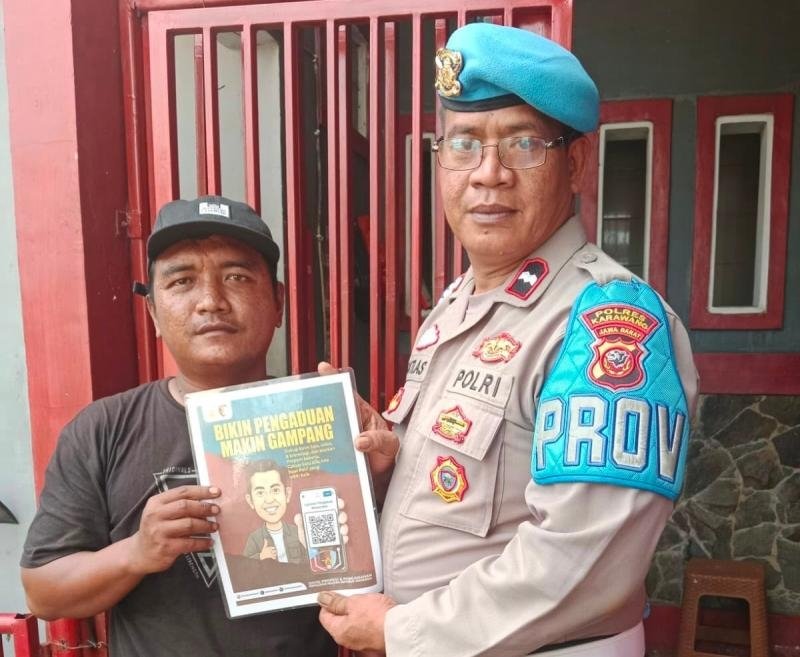 Rutinitas Anggota Polsek Banyusari Melaksanakan Sosialisasi QR Barcode ke Masyarakat Pengaduan Divisi Propam Polri Bidpropam Polda Jabar