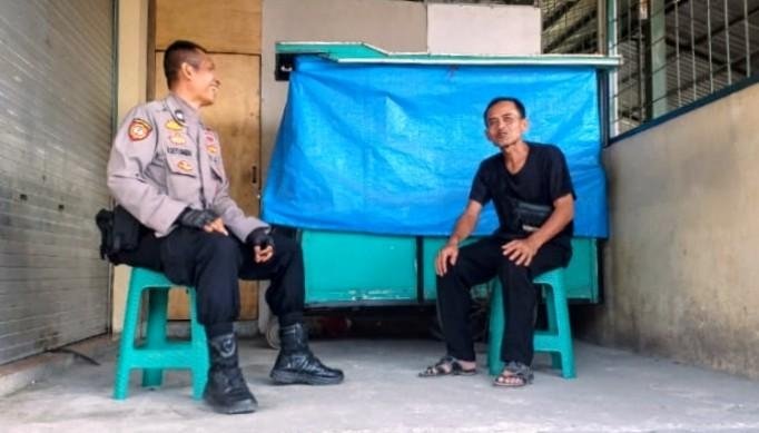 Bhabinkamtibmas Polsek Jatisari Sapa Warga Desa Barugbug Perhatikan Pergaulan Anak
