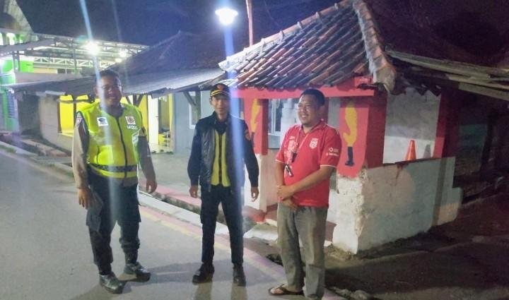 Bhabinkamtibmas Polsek Klari Patroli Malam, Sapa Warga Saat Ronda Malam