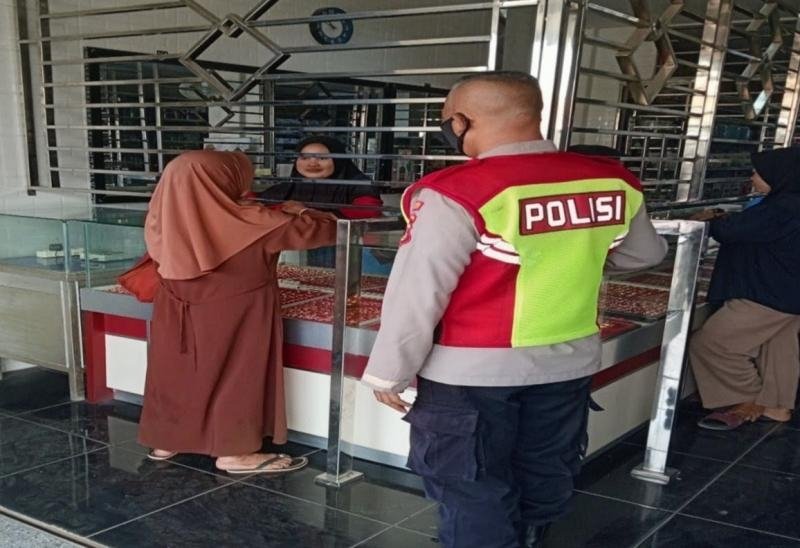 Dialog Humanis Ajak Waspada Jadi Pesan Patroli Siang Personil Polsek Tegalwaru di Toko Mas Loji