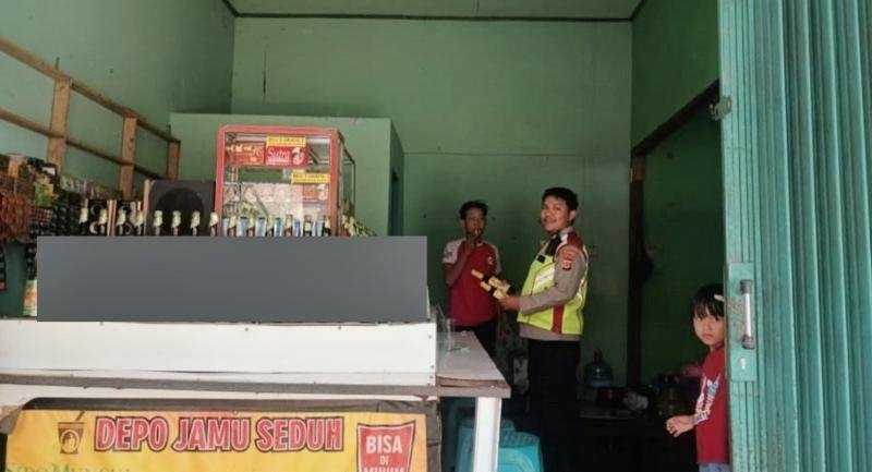 Brigpol Jerico Anggota Personel Polsek Lemahabang Laksanakan Patroli Kring Serse Malam