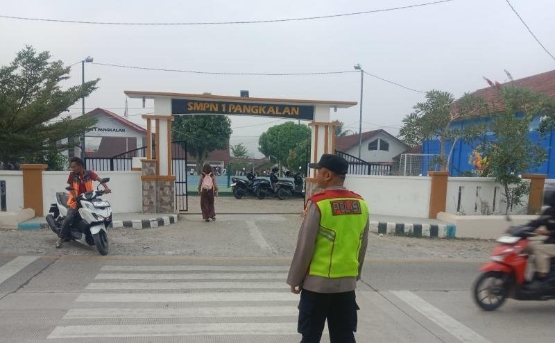 Kapolsek Pangkalan Bersama Personel Sapa Warga saat Laksanakan Gatur Pagi di Titik Rawan Kemacetan
