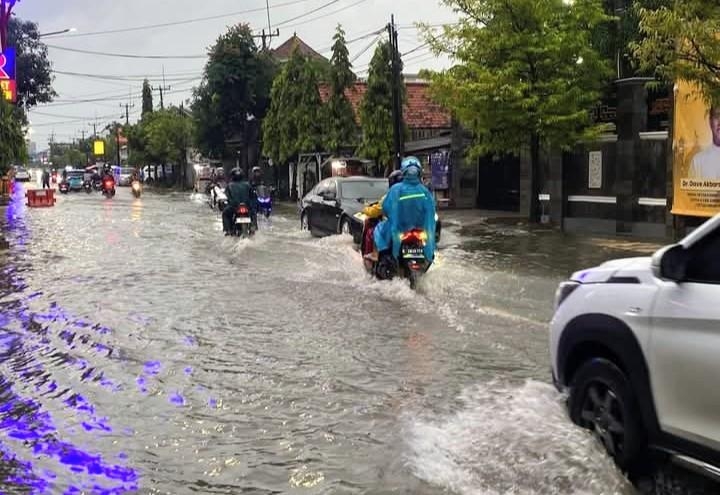 Hujan Deras, Jalan Protokol Indramayu Tergenang: Warga Diminta Tetap Waspada