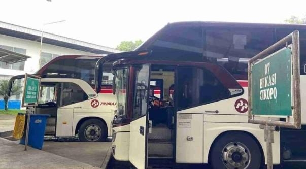 Sendiri Menunggu Bus: Sepinya Terminal Kertawangunan di Pagi Hari