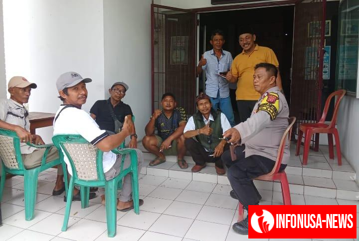 Bhabinkamtibmas Desa Cibalongsari Polsek Klari Berikan Nomor Layanan Kepolisian Kepada Aparat Desa