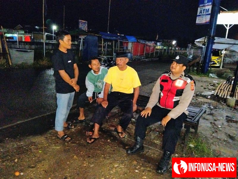 Aipda Ade Suryana Anggota Polsek Batujaya melaksanakan Giat Ngawangkong pada malam hari bersama Masyarakat