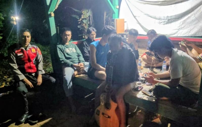 Bhabinkamtibmas Polsek Tegalwaru Sambang Warga Kampung Tengah Desa Wargasetra Ajak Jaga Kamtibmas