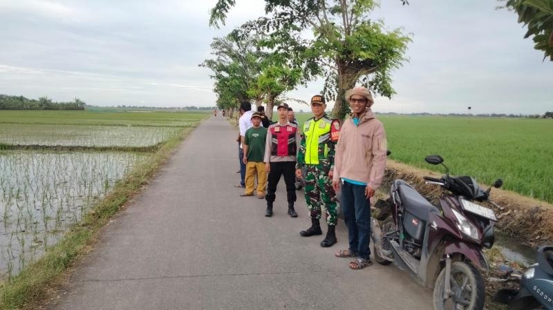 Anggota Polsek Batujaya bersama Bhabinsa Batujaya Monitoring Kegiatan Ngabuburit di Wilayah Hukum Polsek Batujaya