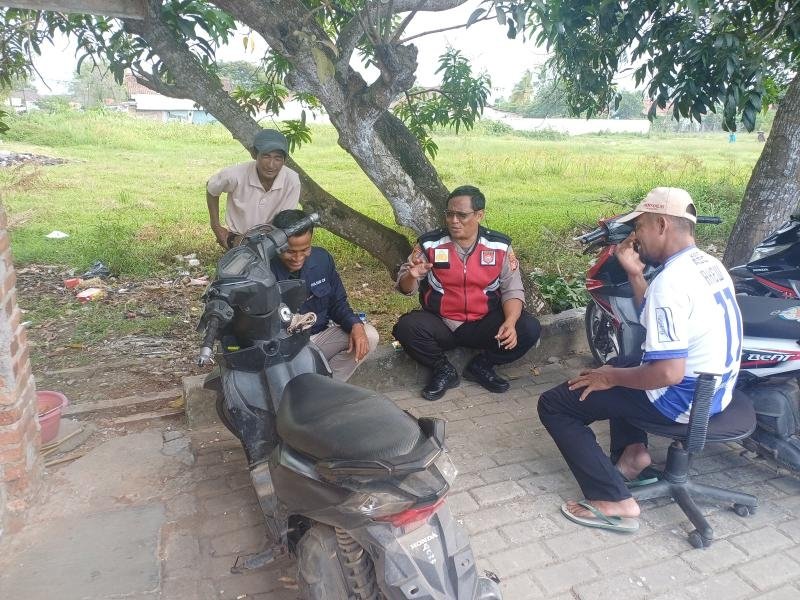 Bhabinkamtibmas Desa Segaran Sambangi Masyarakat Binaannya serta menyampaikan Pesan-pesan Kamtibmas