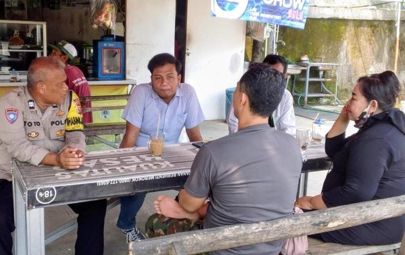 Bhabinkamtibmas Desa Telukjambe Sapa Warganya saat Laksanakan Giat Sambang Humanis