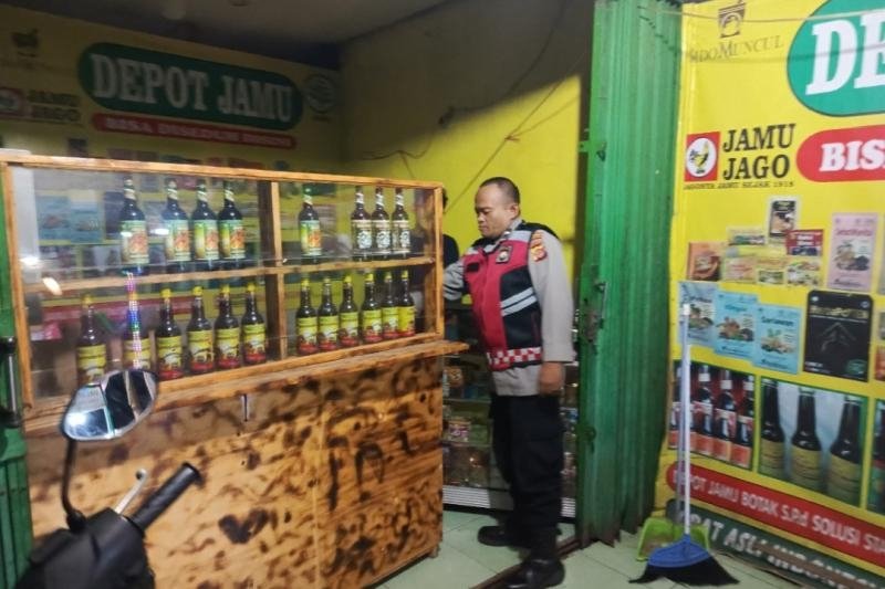 Antisifasi gukamtibmas diwilayah hukum polsek tempuran, Himbau toko jamu agar tidak menjual miras.