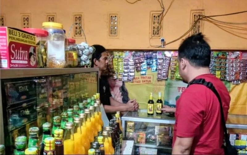 Upaya Kring Serse Polsek Banyusari Datangi Toko Jamu Temukan Miras 2 Botol Kecil di Wilayah Binaan