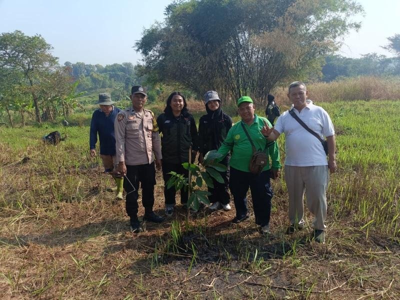 Sinergitas TNI-POLRI bersama Poktan dan Mahasiswa Unsika Melaksanakan Penanaman Pohon di Desa Karanganyar