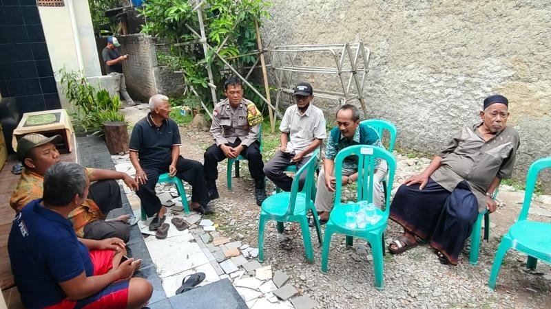 Sebagai Wujud Kedekatan Dengan Warga,Bhabinkamtibmas Polsek Klari Takziah Warga Yang Meninggal Dunia