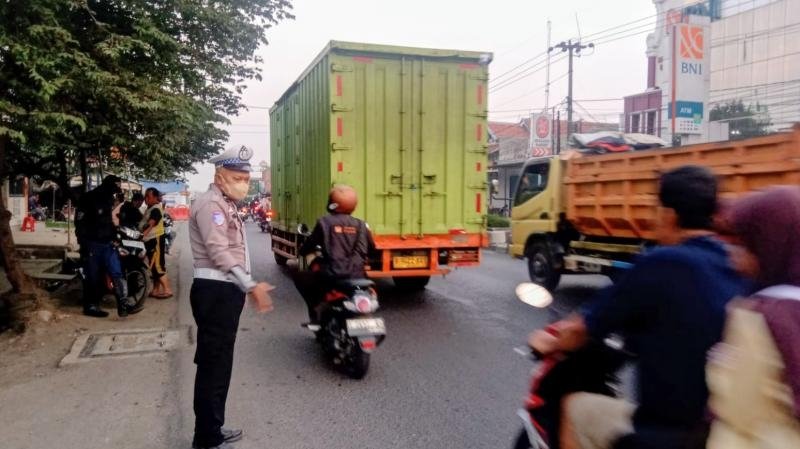 Personil Lantas Polsek Klari Hadir di Tengah Padatnya Arus Pagi, Pastikan Arus Lalin Lancar dan Kondusif