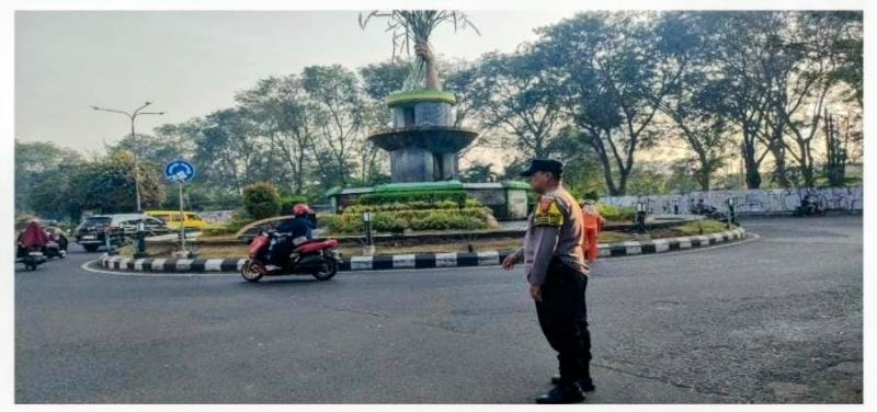 Personel Polsek Karawang Giat Gatur Lalin di Jalan Kertabumi Karawang Guna Tingkatkan Tertib Berlalu Lintas