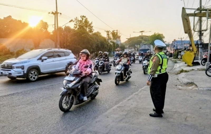 Satlantas Polresta Karawang Laksanakan Pengaturan Lalu Lintas Guna Cegah Kemacetan hingga Laka Lantas