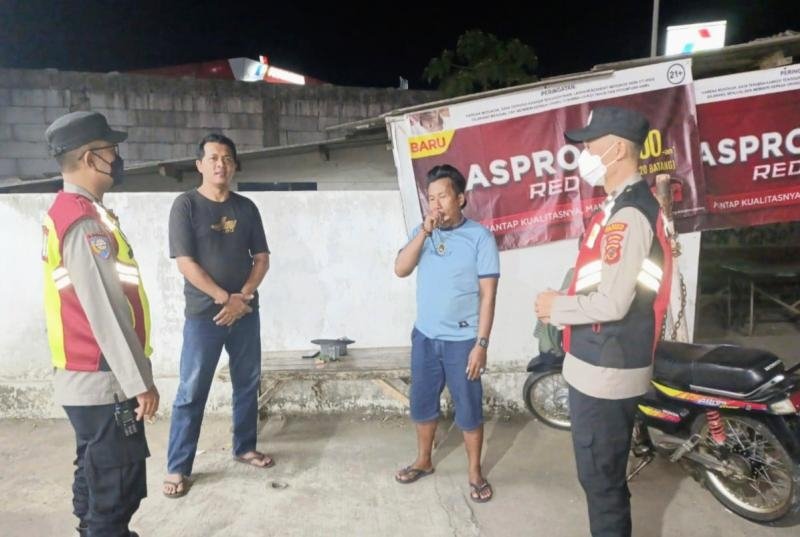 Personil Polsek Tegalwaru Giat Patroli Malam Edukasi Petugas Jaga Parkir Minimarket Munjul Agar Waspada