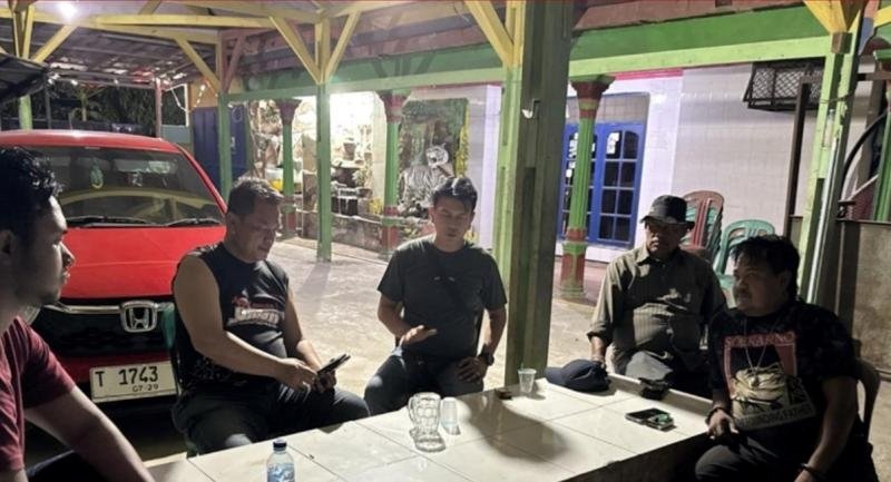 Upaya Anggota Personel Polsek Lemahabang Imbau Warga Desa Lemahmukti Untuk Tetap Pertahankan Kamtibmas Jelang Pilkades