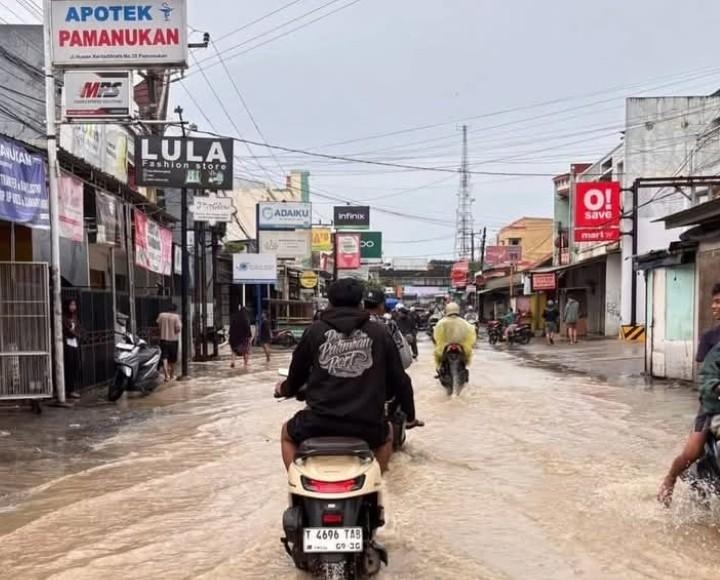 Banjir Luapan Sungai Cipunagara Terjang Pamanukan, Warga Bergegas Mengungsi