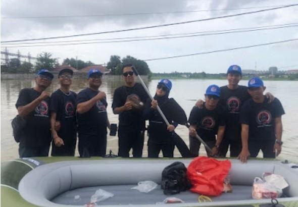 IWOI Karawang Hadir di Tengah Banjir, Bagikan Nasi Kotak dan Snack untuk Warga Terdampak