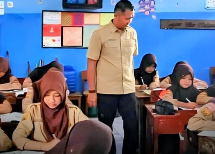 Disdik Sukabumi Larang Sekolah Jual Buku dan Seragam, Orang Tua Tak Lagi Dibebani Pungutan 