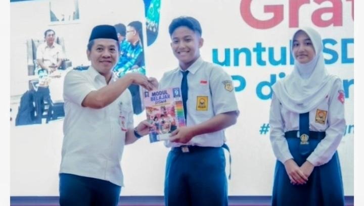 Kado Hari Anak dari Pemkab Karawang, LKS Gratis untuk Seluruh Siswa SD dan SMP Negeri