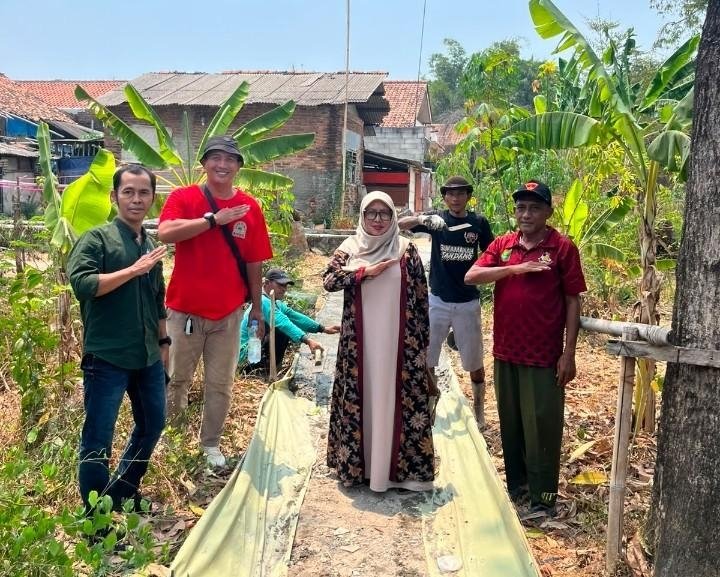 Japak Rabat Beton Dibangun, Warga Dusun Sukamanah Timur Desa Cikampek Barat Sambut dengan Antusias