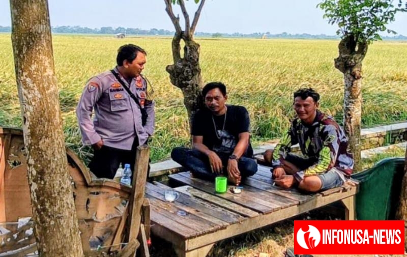 Aipda Abdul Rahman Anggota Polsek Banyusari Melaksanakan Sosialisasikan Bahaya Judi Online Kepada Masyarakat