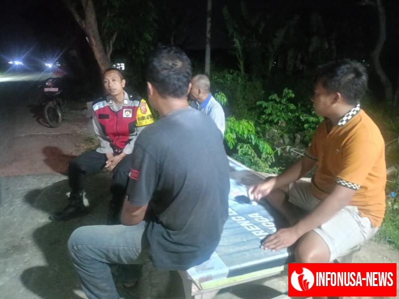 Anggota Polsek Batujaya Sambangi Masyarakat Desa Telukbango pada malam hari untuk menyampaikan Arahan dan Himbauan Kamtibmas