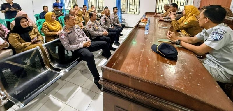 Kapolsek Lemahabang Gelar Jumat Curhat Di Desa Kedawung