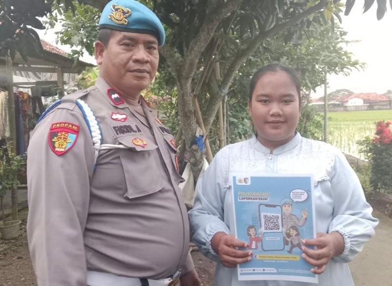 Masyarakat Banyusari Kini Bisa Lapor Oknum Polisi Lewat QR Code, Propam Polsek Banyusari Turun Langsung ke Warga