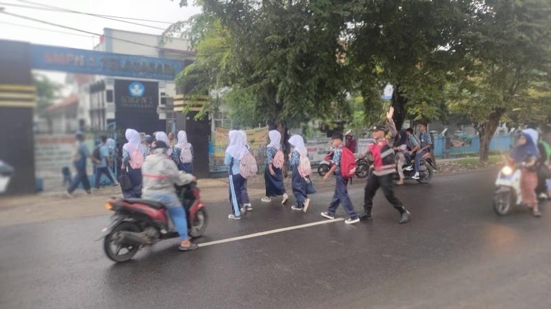 Beri Rasa Aman Kepada Siswa, Bhabinkamtibmas Polsek Telagasari Laksanakan Gatur Pagi di Sekolah